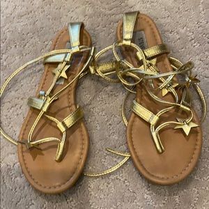 tie up steve madden sandals. gold with stars.